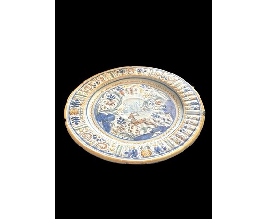 Piatto in maiolica policroma con decoro ‘calligrafico naturalistico’.Pavia.