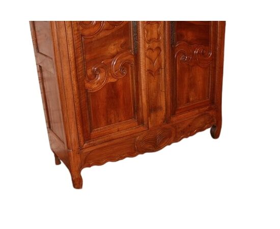 Grazioso armadio provenzale francese del 1700 in legno di noce con ricchi motivi di intaglio