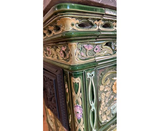 Stufa in ceramica lorenese con La Rosa gialla restaurata e funzionante