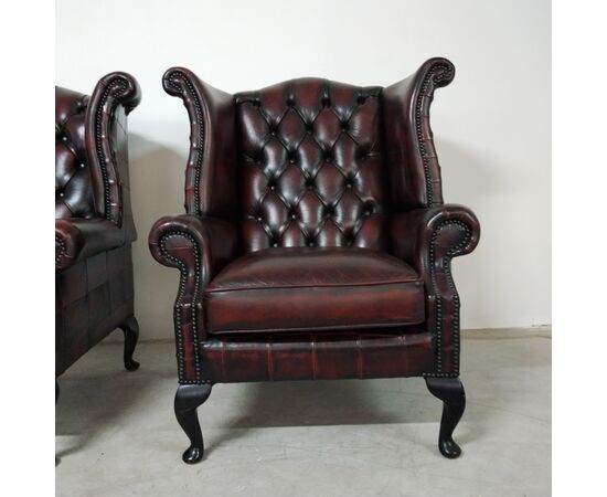 Coppia di poltrone chesterfield Queen Anne vintage inglese originale in pelle bordeaux anticato 