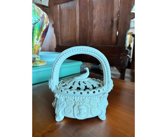 Antico scaldino in ceramica smaltata bianca con lavorazione a rilievo e traforata, primo '800, 22x40x14 cm.