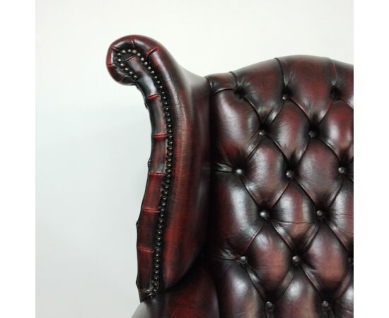 Coppia di poltrone chesterfield Queen Anne vintage inglese originale in pelle bordeaux anticato 