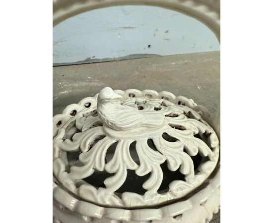Antico scaldino in ceramica smaltata bianca con lavorazione a rilievo e traforata, primo '800, 22x40x14 cm.