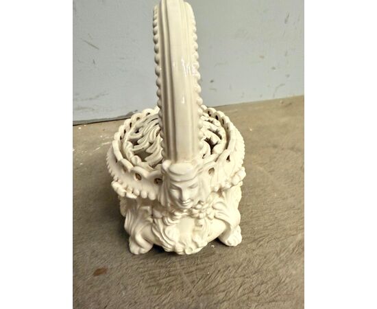 Antico scaldino in ceramica smaltata bianca con lavorazione a rilievo e traforata, primo '800, 22x40x14 cm.