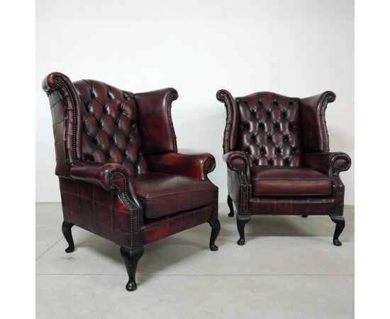 Coppia di poltrone chesterfield Queen Anne vintage inglese originale in pelle bordeaux anticato 