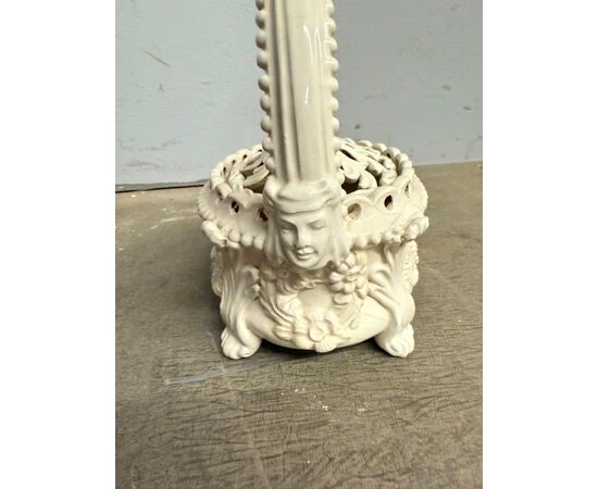 Antico scaldino in ceramica smaltata bianca con lavorazione a rilievo e traforata, primo '800, 22x40x14 cm.