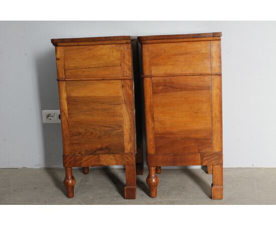 Antica coppia bellissimi comodini L. Filippo . Italia Centrale. 1850 Noce biondo. Mis 42 x cm 39 h81 . Restaurati .