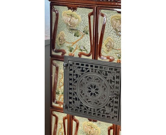 Stufa in ceramica policroma liberty francese