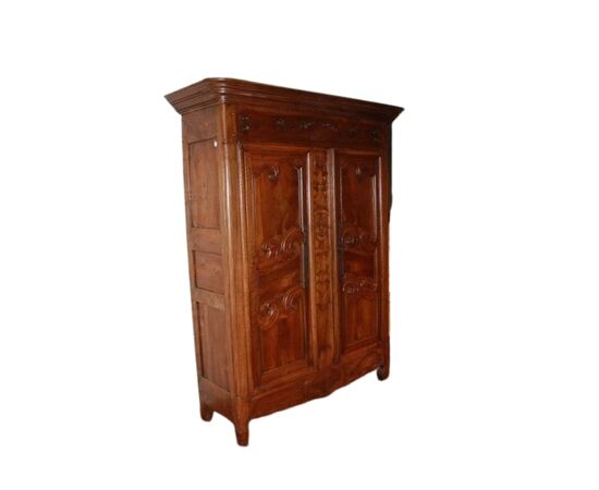Grazioso armadio provenzale francese del 1700 in legno di noce con ricchi motivi di intaglio