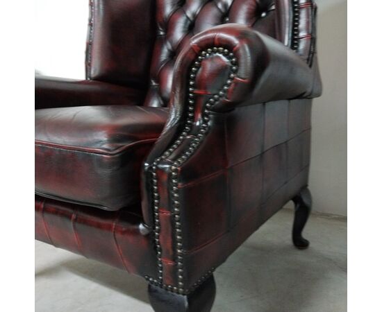Coppia di poltrone chesterfield Queen Anne vintage inglese originale in pelle bordeaux anticato 