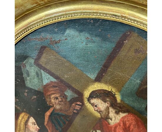 Antico dipinto olio su tela Ovale XVIII sec Gesù e il Cireneo. Cornice foglia oro . Mis 88 x cm 76 