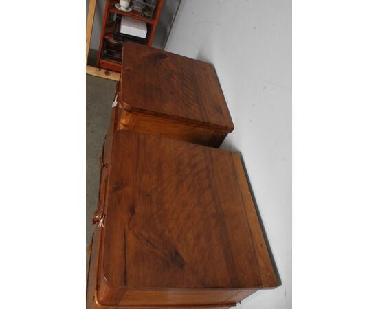 Antica coppia bellissimi comodini L. Filippo . Italia Centrale. 1850 Noce biondo. Mis 42 x cm 39 h81 . Restaurati .