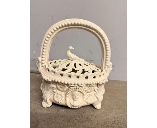 Antico scaldino in ceramica smaltata bianca con lavorazione a rilievo e traforata, primo '800, 22x40x14 cm.