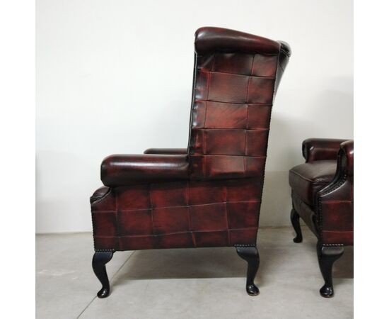 Coppia di poltrone chesterfield Queen Anne vintage inglese originale in pelle bordeaux anticato 