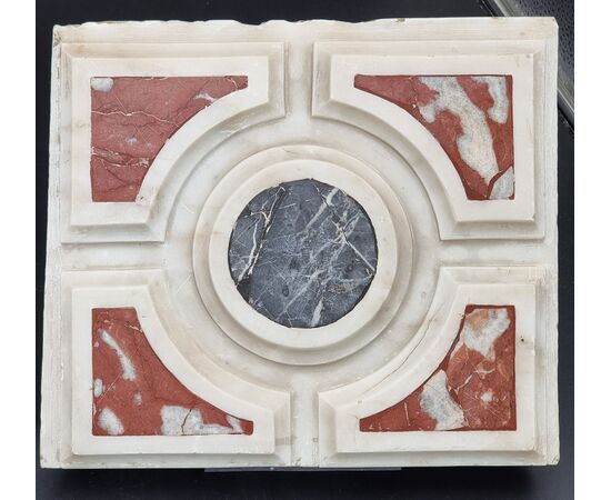 Coppia di frammenti architettonici rinascimentali in marmo policromo