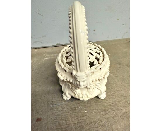Antico scaldino in ceramica smaltata bianca con lavorazione a rilievo e traforata, primo '800, 22x40x14 cm.
