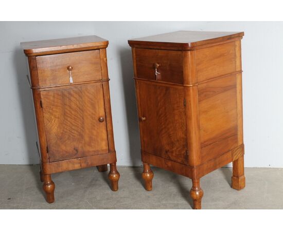 Antica coppia bellissimi comodini L. Filippo . Italia Centrale. 1850 Noce biondo. Mis 42 x cm 39 h81 . Restaurati .