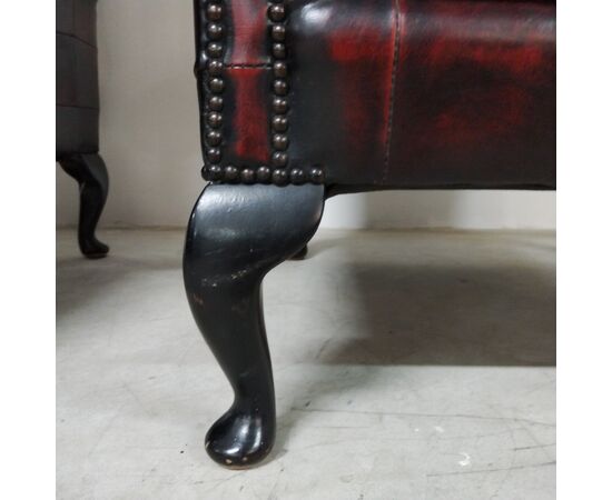 Coppia di poltrone chesterfield Queen Anne vintage inglese originale in pelle bordeaux anticato 