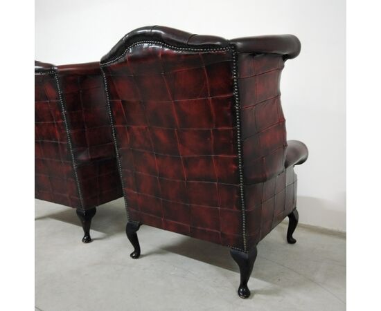 Coppia di poltrone chesterfield Queen Anne vintage inglese originale in pelle bordeaux anticato 