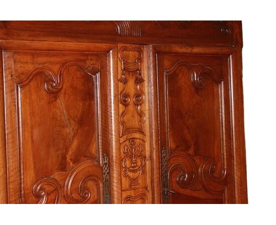 Grazioso armadio provenzale francese del 1700 in legno di noce con ricchi motivi di intaglio