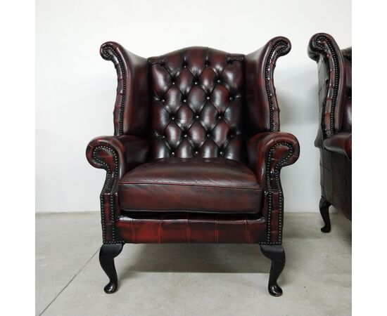 Coppia di poltrone chesterfield Queen Anne vintage inglese originale in pelle bordeaux anticato 