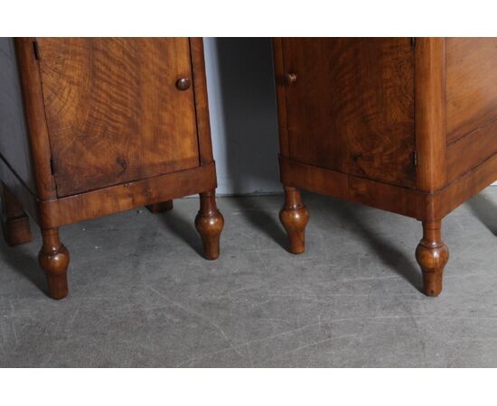 Antica coppia bellissimi comodini L. Filippo . Italia Centrale. 1850 Noce biondo. Mis 42 x cm 39 h81 . Restaurati .