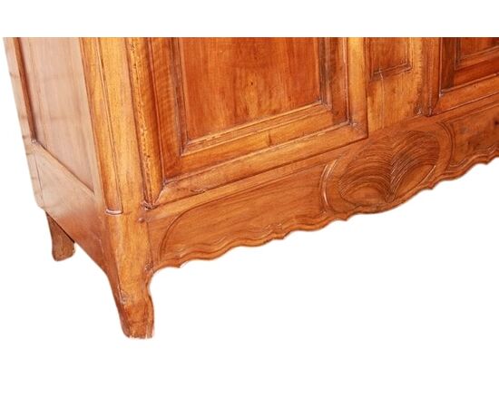 Grazioso armadio provenzale francese del 1700 in legno di noce con ricchi motivi di intaglio