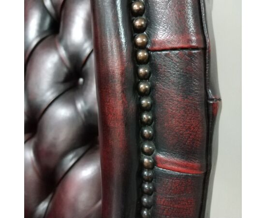 Coppia di poltrone chesterfield Queen Anne vintage inglese originale in pelle bordeaux anticato 