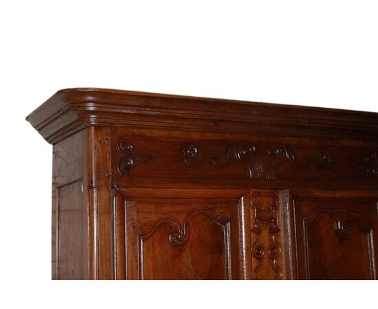 Grazioso armadio provenzale francese del 1700 in legno di noce con ricchi motivi di intaglio
