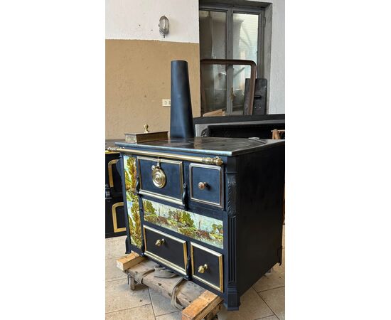 Rara cucina con maioliche dipinte completamente restaurata 