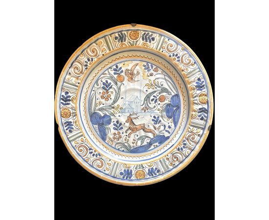 Piatto in maiolica policroma con decoro ‘calligrafico naturalistico’.Pavia.