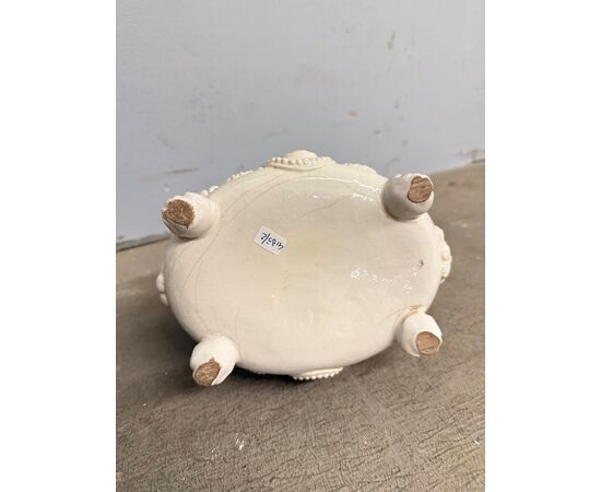 Antico scaldino in ceramica smaltata bianca con lavorazione a rilievo e traforata, primo '800, 22x40x14 cm.