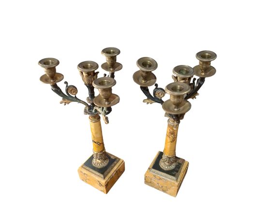 Orologio da tavolo e due candelabri a quattro fiamme