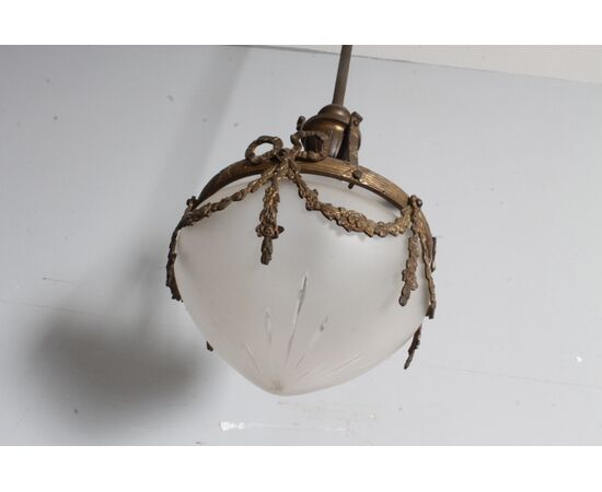 Antico lampadario liberty 1930 vetro opalino e bronzo . mis h 95 diametro cm 25 