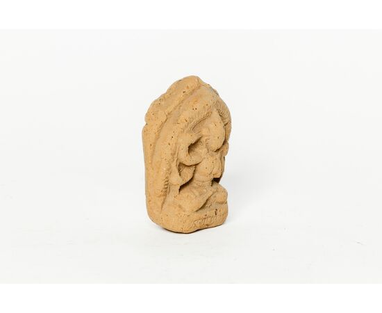 Piccola terracotta (tsatsa) raffigurante divinità Manjushri - India XVIII secolo