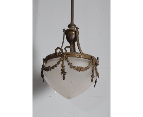 Antico lampadario liberty 1930 vetro opalino e bronzo . mis h 95 diametro cm 25 