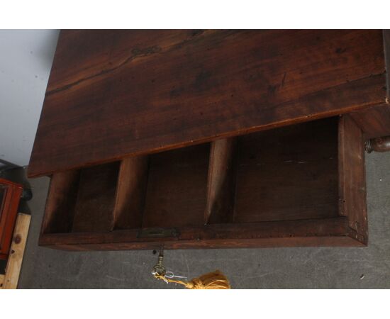 Antico tavolinetto – scrittoio  Carlo X 1830 noce e acero intarsiato . Mis 73 X 42 H 75