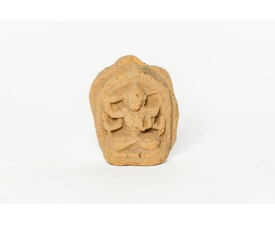 Piccola terracotta (tsatsa) raffigurante divinità Manjushri - India XVIII secolo