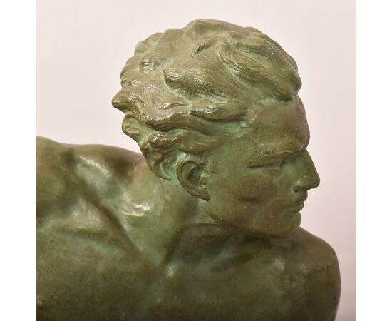 ART DÉCO, ANTICHE SCULTURE IN ANTIMONIO, UOMO CON LANCIA, RONCOURT, SCULTORE FRANCESE. (STAN94)