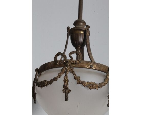 Antico lampadario liberty 1930 vetro opalino e bronzo . mis h 95 diametro cm 25 