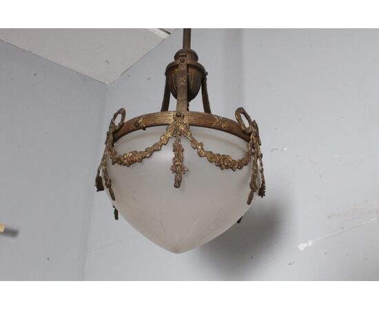 Antico lampadario liberty 1930 vetro opalino e bronzo . mis h 95 diametro cm 25 