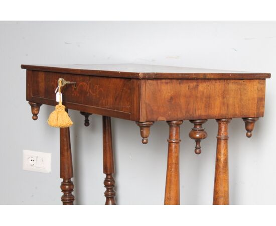 Antico tavolinetto – scrittoio  Carlo X 1830 noce e acero intarsiato . Mis 73 X 42 H 75