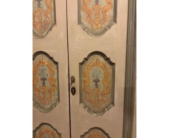 PTS621 - N. 3 porte a due battenti in legno laccato, complete di telaio, epoca '700, luce cm L 87 x H 202