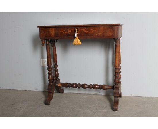 Antico tavolinetto – scrittoio  Carlo X 1830 noce e acero intarsiato . Mis 73 X 42 H 75