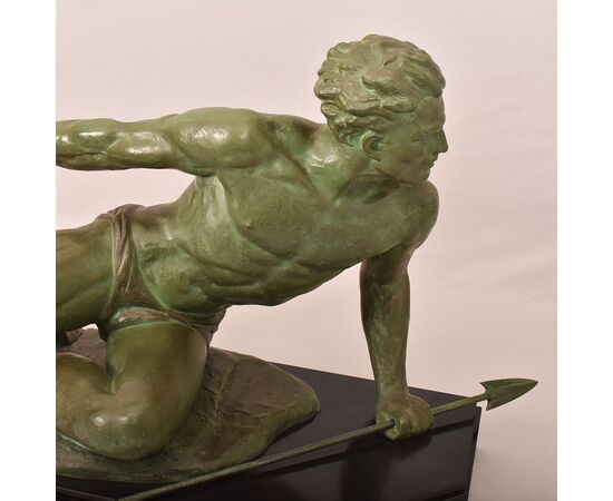 ART DÉCO, ANTICHE SCULTURE IN ANTIMONIO, UOMO CON LANCIA, RONCOURT, SCULTORE FRANCESE. (STAN94)