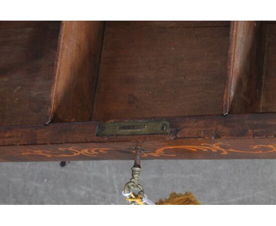 Antico tavolinetto – scrittoio  Carlo X 1830 noce e acero intarsiato . Mis 73 X 42 H 75