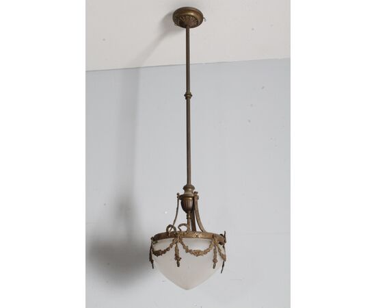 Antico lampadario liberty 1930 vetro opalino e bronzo . mis h 95 diametro cm 25 