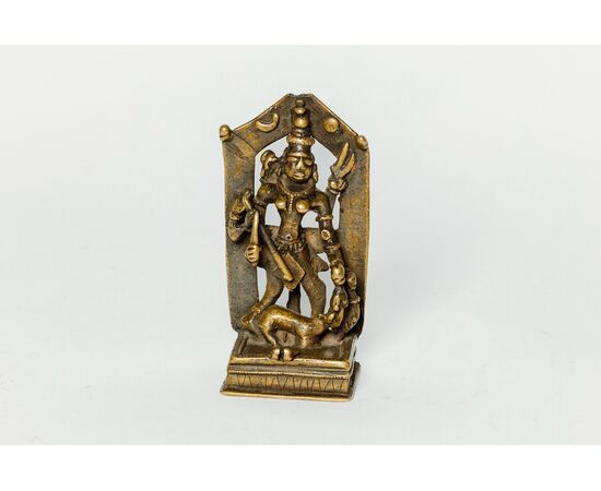 Piccola scultura raffigurante divinità Indù, Mahisa Suramardini/Durga, in metallo dorato - India '800
