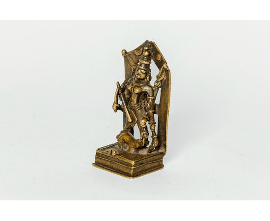 Piccola scultura raffigurante divinità Indù, Mahisa Suramardini/Durga, in metallo dorato - India '800