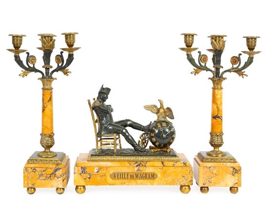Orologio da tavolo e due candelabri a quattro fiamme